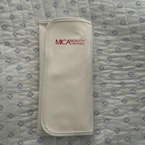 Mica Beauty Cosmetics brush set with case - Picture 3 of 3